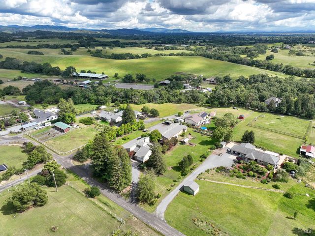 1084 Red Tail Rd, Healdsburg, CA 95448