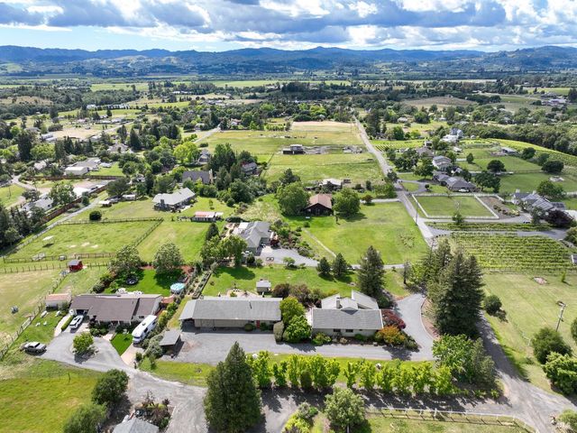 1084 Red Tail Rd, Healdsburg, CA 95448