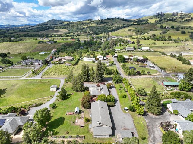 1084 Red Tail Rd, Healdsburg, CA 95448