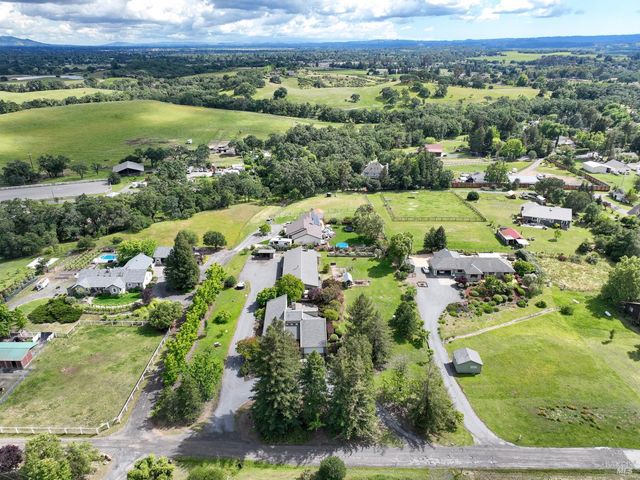 1084 Red Tail Rd, Healdsburg, CA 95448