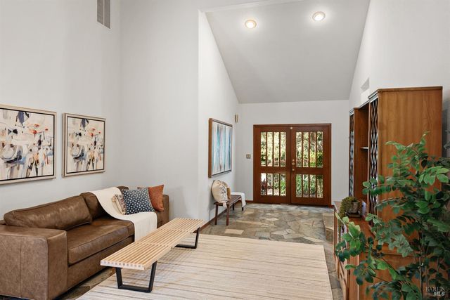 1084 Red Tail Rd, Healdsburg, CA 95448