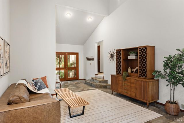 1084 Red Tail Rd, Healdsburg, CA 95448
