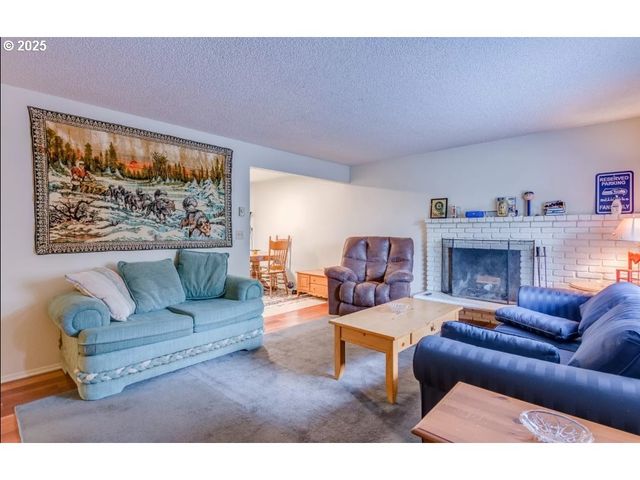 15541 E BURNSIDE St, Portland, OR 97233