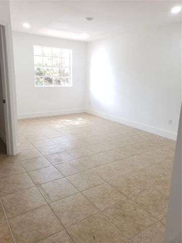 18338 NW 68th Avenue B, Hialeah, FL 33015