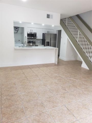 18338 NW 68th Avenue B, Hialeah, FL 33015