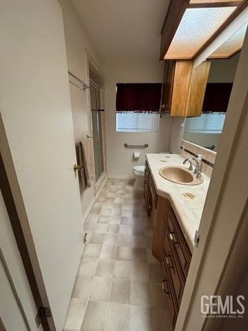 3218 Christmas Tree Lane, Bakersfield, CA 93306