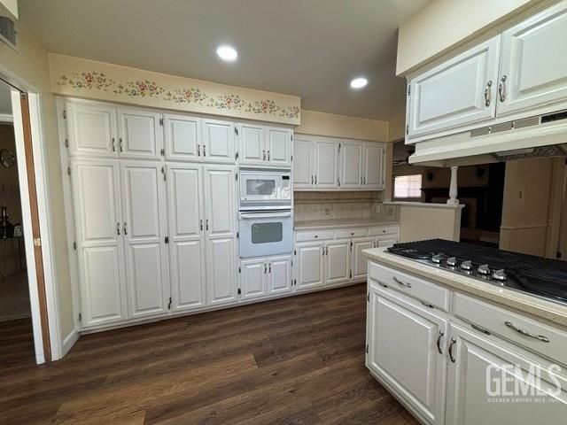 3218 Christmas Tree Lane, Bakersfield, CA 93306