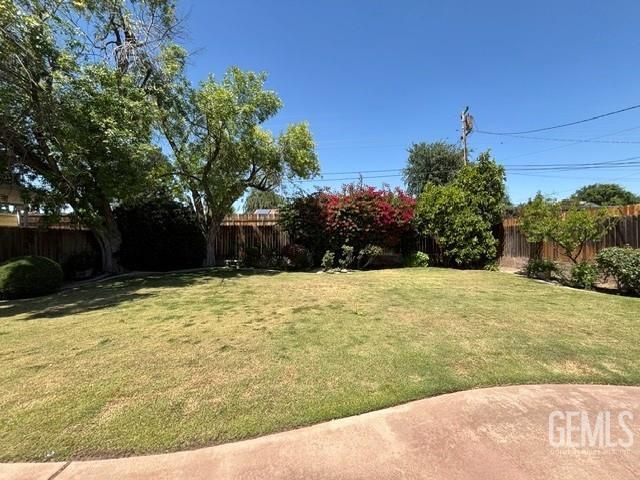 3218 Christmas Tree Lane, Bakersfield, CA 93306