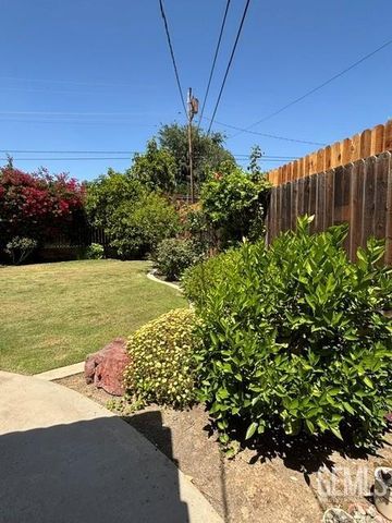 3218 Christmas Tree Lane, Bakersfield, CA 93306