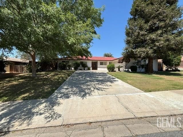 3218 Christmas Tree Lane, Bakersfield, CA 93306