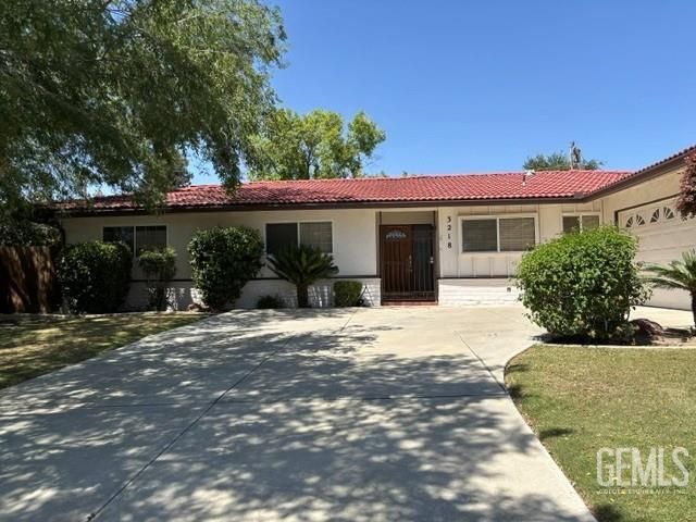 3218 Christmas Tree Lane, Bakersfield, CA 93306