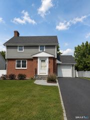 560 Old Town Road, Trumbull, CT 06611