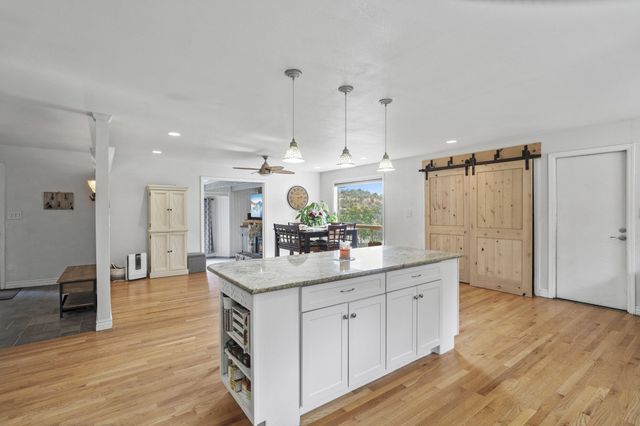 1631 Angel Crest Drive, Medford, OR 97504