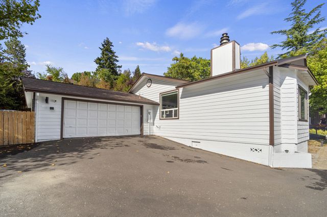 1631 Angel Crest Drive, Medford, OR 97504