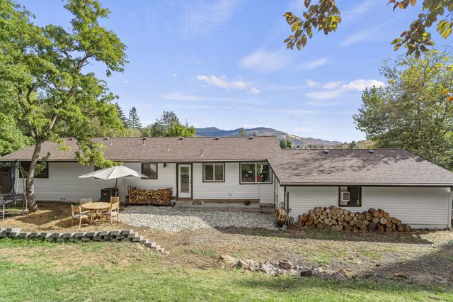 1631 Angel Crest Drive, Medford, OR 97504