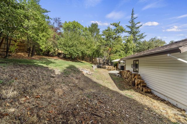 1631 Angel Crest Drive, Medford, OR 97504
