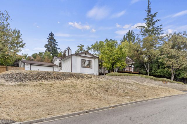 1631 Angel Crest Drive, Medford, OR 97504
