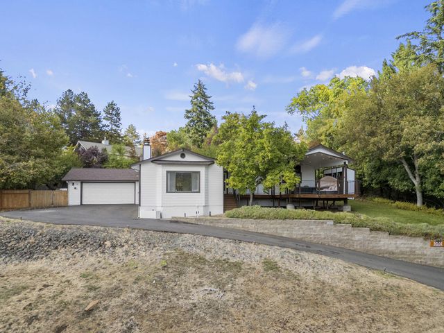 1631 Angel Crest Drive, Medford, OR 97504