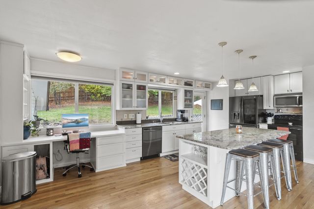 1631 Angel Crest Drive, Medford, OR 97504