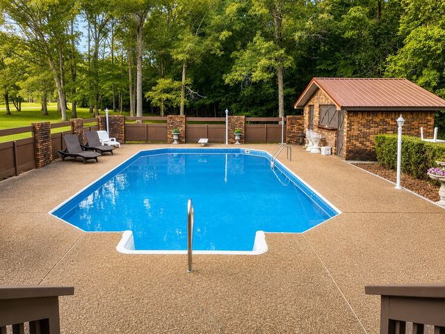 755 Utsi Rd, Estill Springs, TN 37330