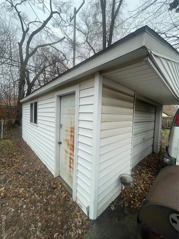 17587 Strathmoor Street, Detroit, MI 48235