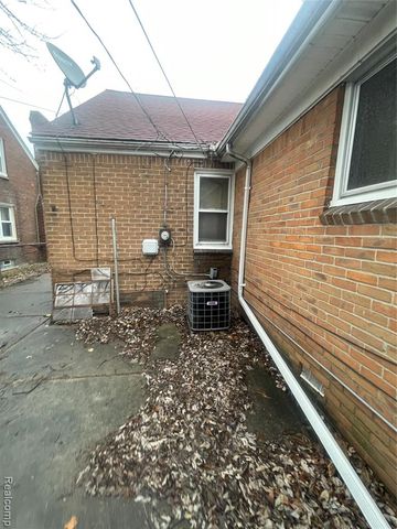 17587 Strathmoor Street, Detroit, MI 48235