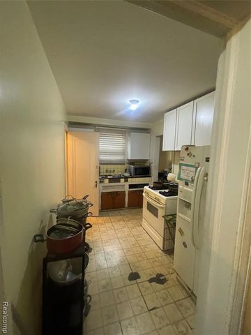 17587 Strathmoor Street, Detroit, MI 48235