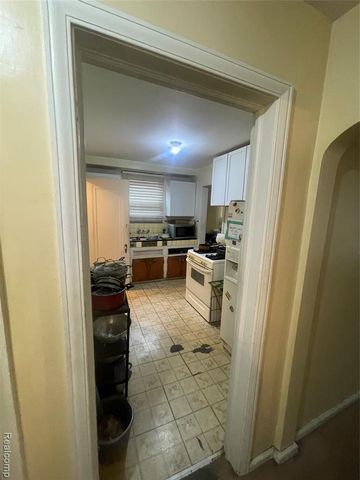 17587 Strathmoor Street, Detroit, MI 48235