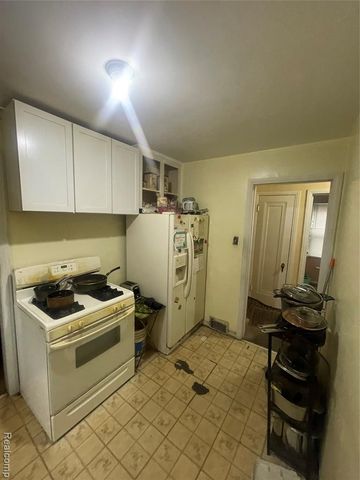 17587 Strathmoor Street, Detroit, MI 48235