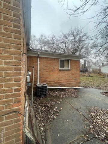 17587 Strathmoor Street, Detroit, MI 48235