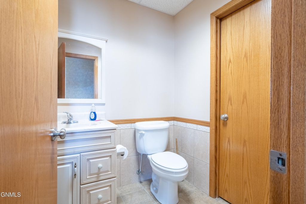 146 2nd Avenue NE, Valley City, ND 58072 photo 9