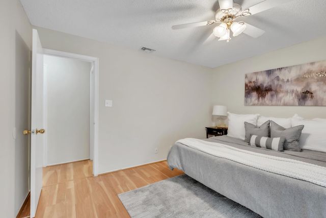 111 Roundtree Ct, Sacramento, CA 95831