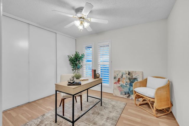 111 Roundtree Ct, Sacramento, CA 95831