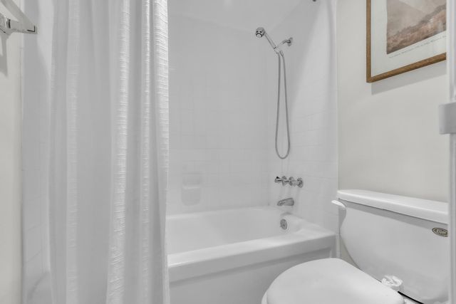 111 Roundtree Ct, Sacramento, CA 95831