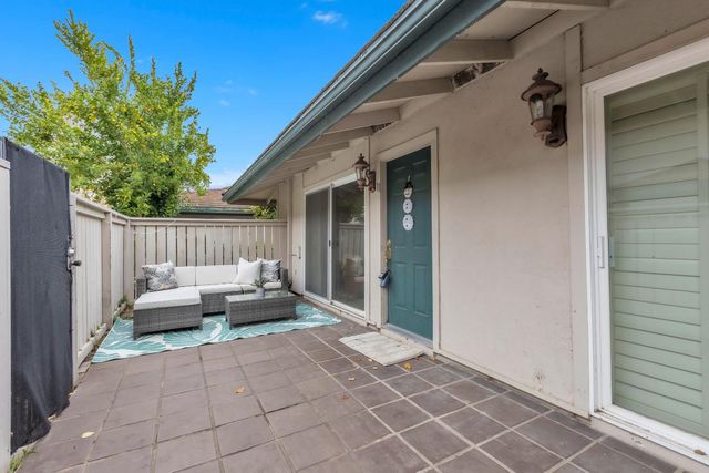 111 Roundtree Ct, Sacramento, CA 95831