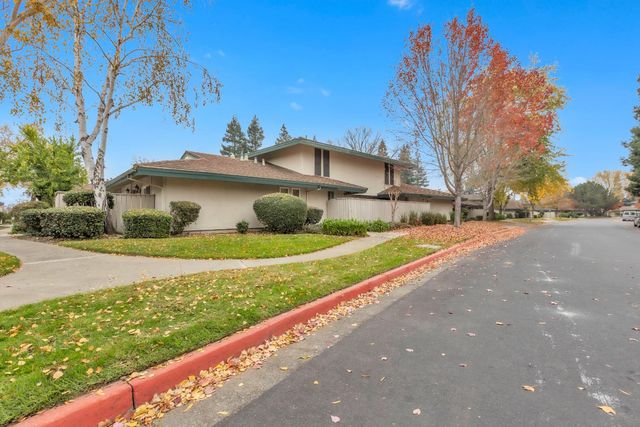 111 Roundtree Ct, Sacramento, CA 95831