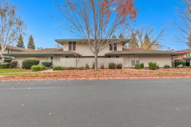 111 Roundtree Ct, Sacramento, CA 95831