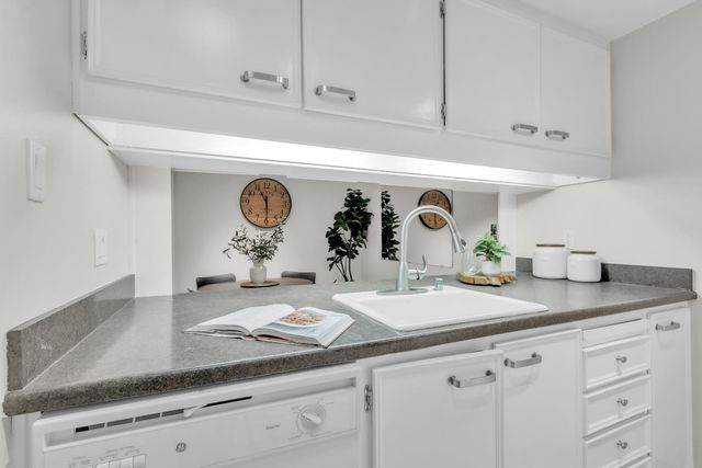 111 Roundtree Ct, Sacramento, CA 95831