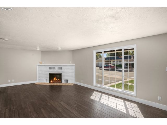 11925 Sw 7TH, Beaverton, OR 97005