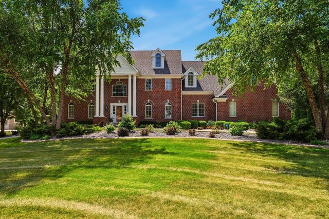 2125 Carriage Hills DRIVE, Delafield, WI 53018