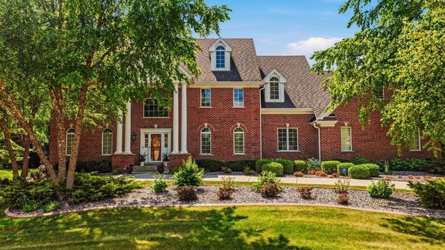 2125 Carriage Hills DRIVE, Delafield, WI 53018