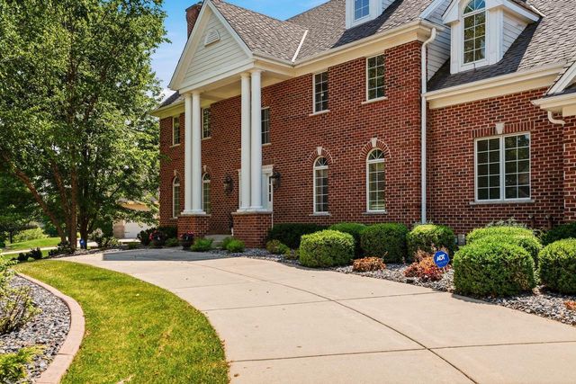 2125 Carriage Hills DRIVE, Delafield, WI 53018