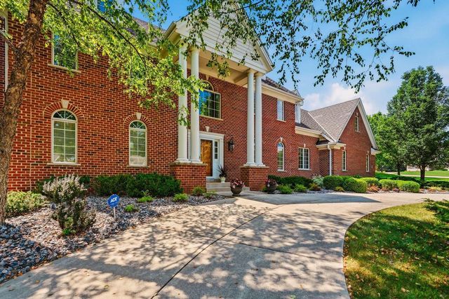 2125 Carriage Hills DRIVE, Delafield, WI 53018