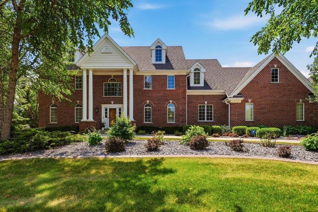2125 Carriage Hills DRIVE, Delafield, WI 53018