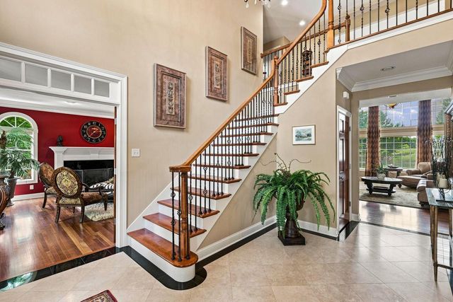 2125 Carriage Hills DRIVE, Delafield, WI 53018