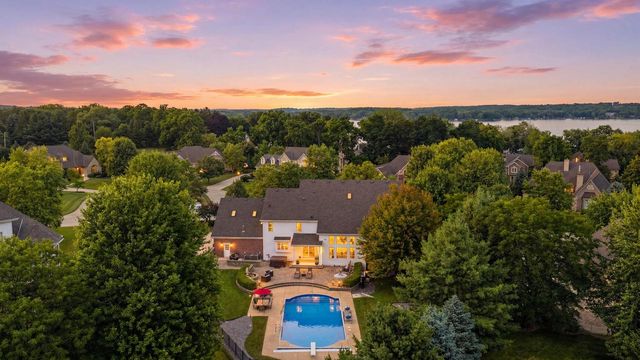 2125 Carriage Hills DRIVE, Delafield, WI 53018