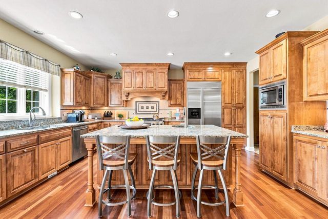 2125 Carriage Hills DRIVE, Delafield, WI 53018