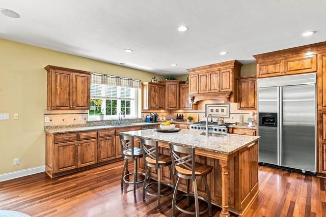 2125 Carriage Hills DRIVE, Delafield, WI 53018