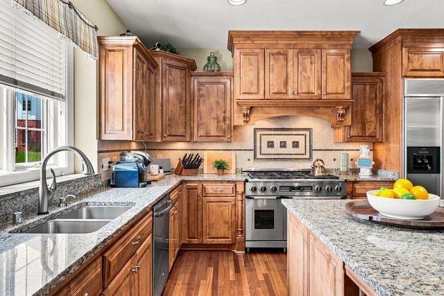 2125 Carriage Hills DRIVE, Delafield, WI 53018