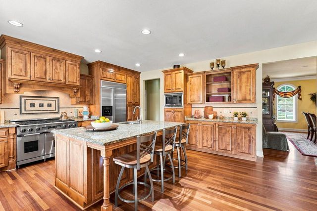 2125 Carriage Hills DRIVE, Delafield, WI 53018